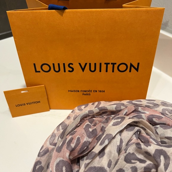LOUIS VUITTON Cashmere Silk Leopard Estole Stole - Authentic with tag. - Picture 3 of 7